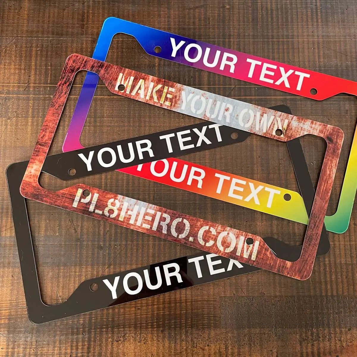 【US車用ナンバーフレーム】ソリッド・マルーンレッド PL8HERO