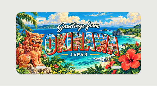 OKINAWAの文字内にも沖縄の海辺と地域の風景を描いたご当地アルミプレート。横304.8×縦152.4 mm、丸角と4つの長穴。