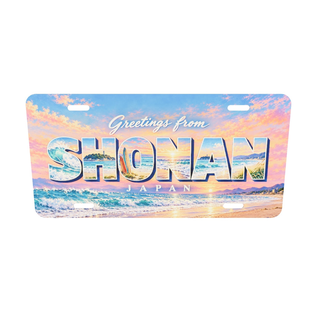 SHONANの文字内にも湘南の波、サーフボード、海辺の夕陽を描いたアルミプレートの実寸3Dモデル。横304.8×縦152.4 mm、丸角、長穴4か所。